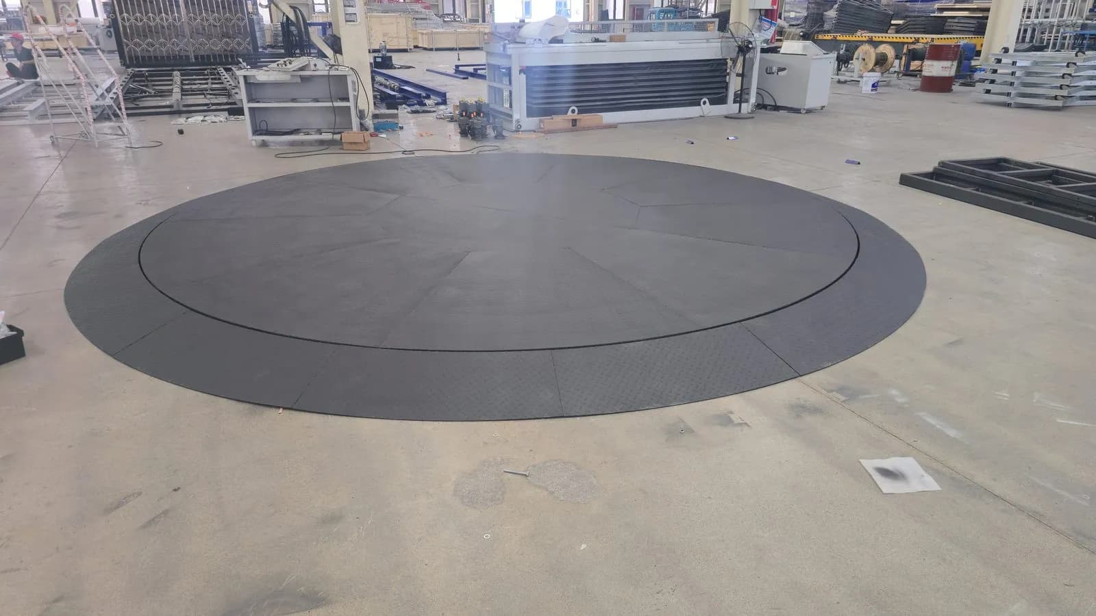 Pit-mounted car turntable with flush floor finish